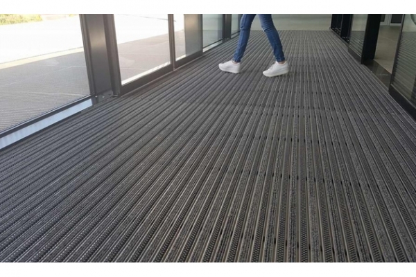 Įėjimo grotelės ir kilimėliai - ideali kojų valymo sistema visose intensyvaus judėjimo vietose