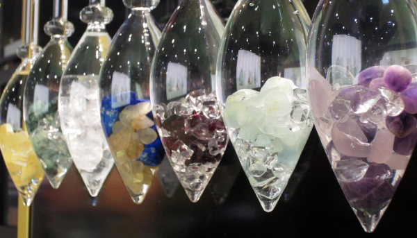 Vandens praturtinimas tauriųjų akmenų galia – VitaJuwel fijolės ir buteliukai