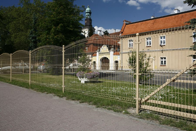 Segmentinės ir medinės tvoros: Kokią pasirinkti?