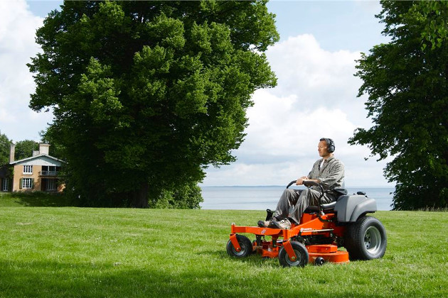 Traktoriukai žolės pjovimui HUSQVARNA ZERO TURN – efektyvūs ir greiti