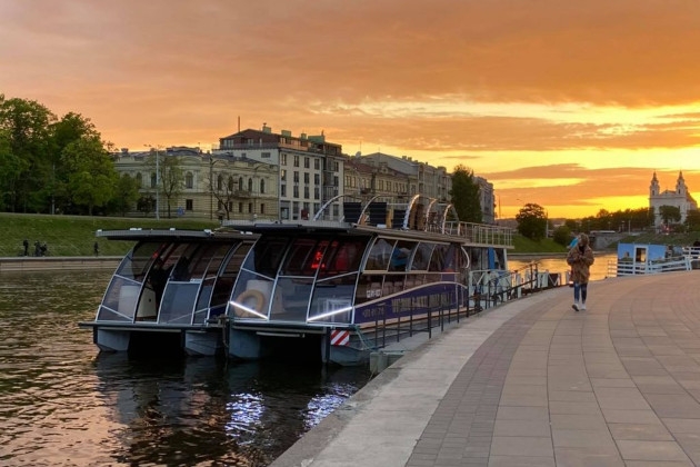 Katamaranas VilniusKatamaran.LT – nepamirštama vandens pramoga laivu Neryje