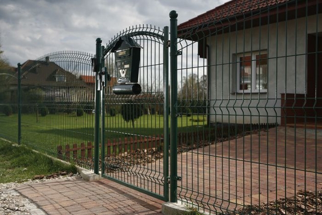 Segmentinės ir medinės tvoros: Kokią pasirinkti?