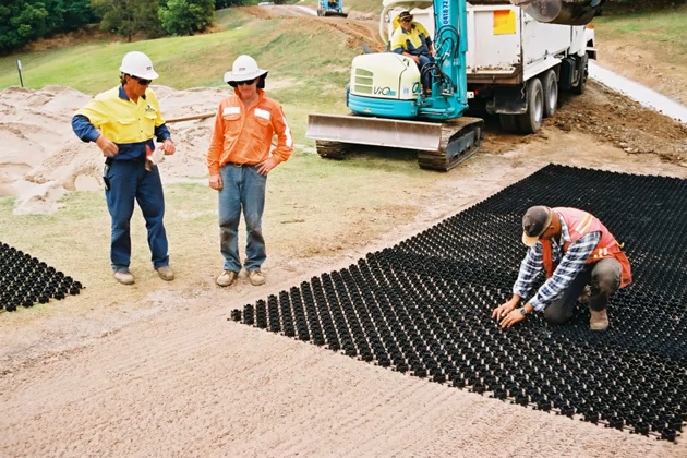 Žvirgždo stabilizavimo sistema. Žolė ant betono su TurfPave HD