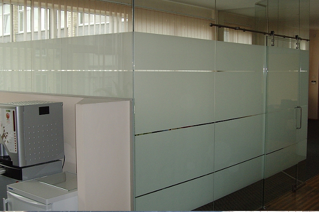 LITNEX, UAB - stiklas, berėmio stiklo konstrukcijos: stiklo pertvaros, stiklo durys, dušo kabinos, stiklo stogeliai, stikliniai turėklai ir t.t.
