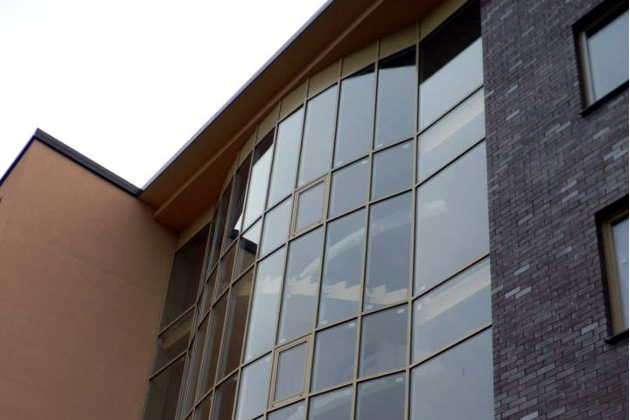 Šiuolaikinės idėjos, UAB - berėmio aliuminio bei grūdinto stiklo konstrukcijos, aliuminiai ir plastikiniai langai, durys, fasadai, žiemos sodai