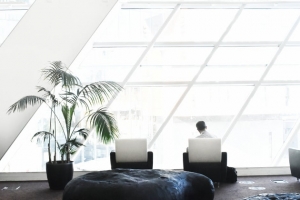 Minkštasuoliai biurams – estetika ir komfortas JUSTUROS asortimente