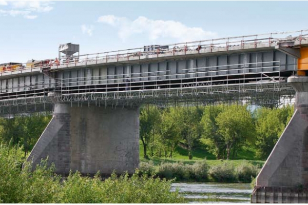 Pleištinių pastolių sistema PERI UP Rosett pakeista į pakabinamą konstrukciją tiltui remontuoti