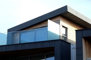 Skardinis stogo parapetas – elementas, padedantis apsaugoti namo konstrukcijas nuo aplinkos sukeliamo neigiamo poveikio